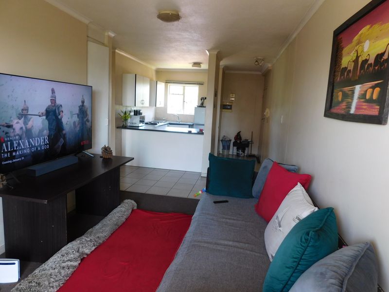 Bright Two‐Bedroom Unit with Balcony and Convenience - Photo 2