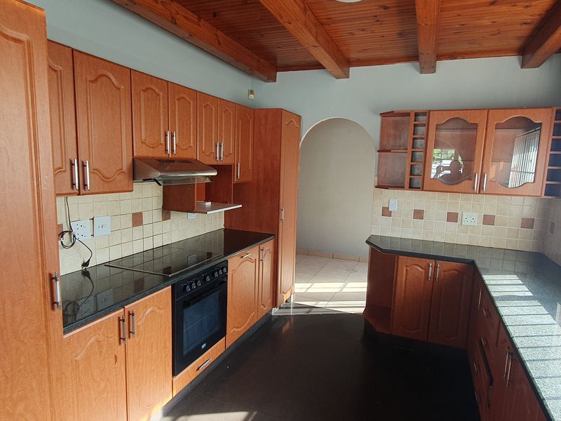 Private Family Home With Two Granny Flats - Photo 5
