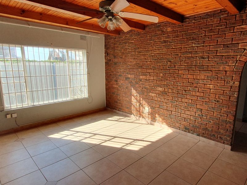 Private Family Home With Two Granny Flats - Photo 10