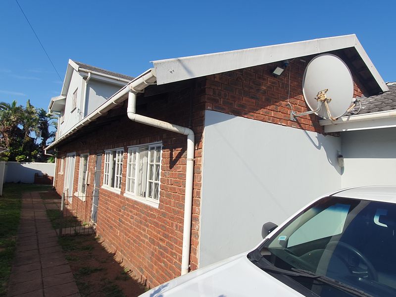 Private Family Home With Two Granny Flats - Photo 4