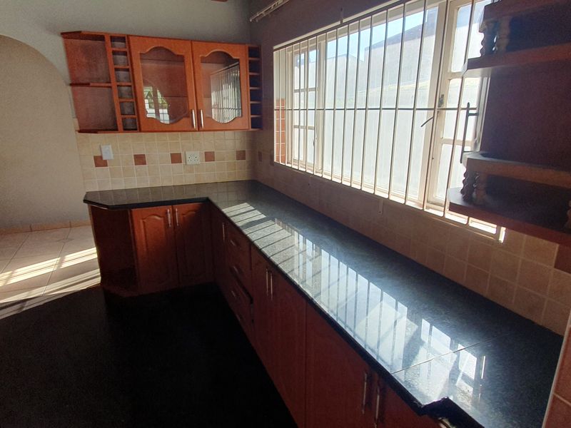 Private Family Home With Two Granny Flats - Photo 9
