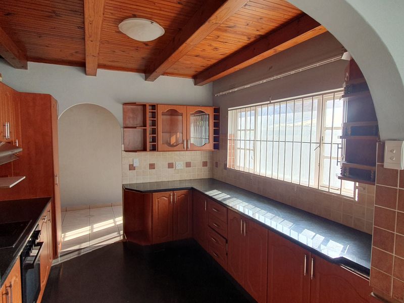 Private Family Home With Two Granny Flats - Photo 8