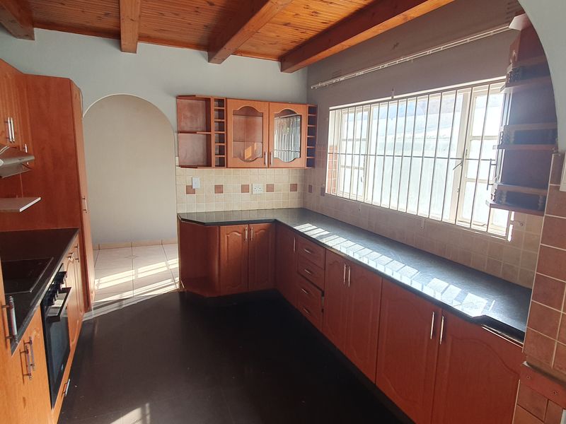 Private Family Home With Two Granny Flats - Photo 7