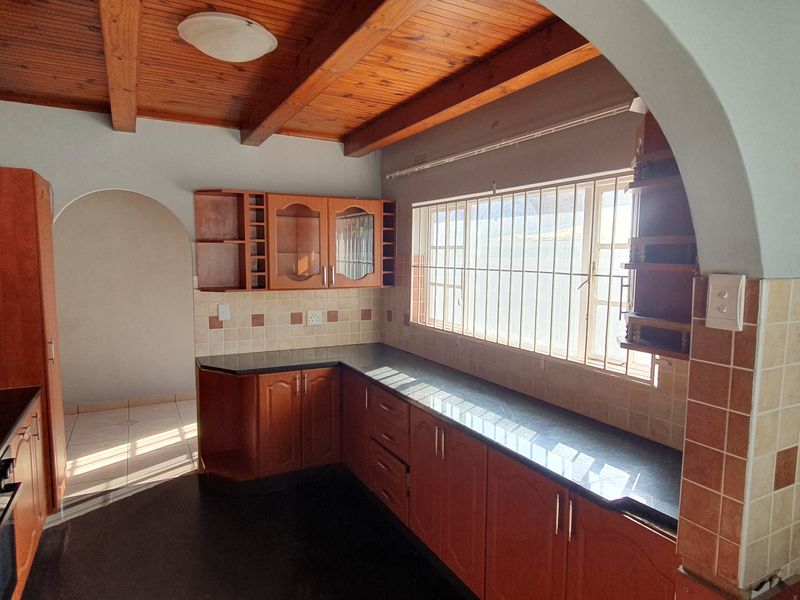Private Family Home With Two Granny Flats - Photo 6