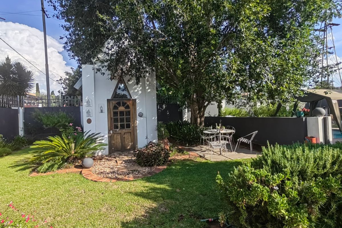 Discover this stunning 9-bedroom house in Parys, perfect for family living or a lucrative investment - Photo 4