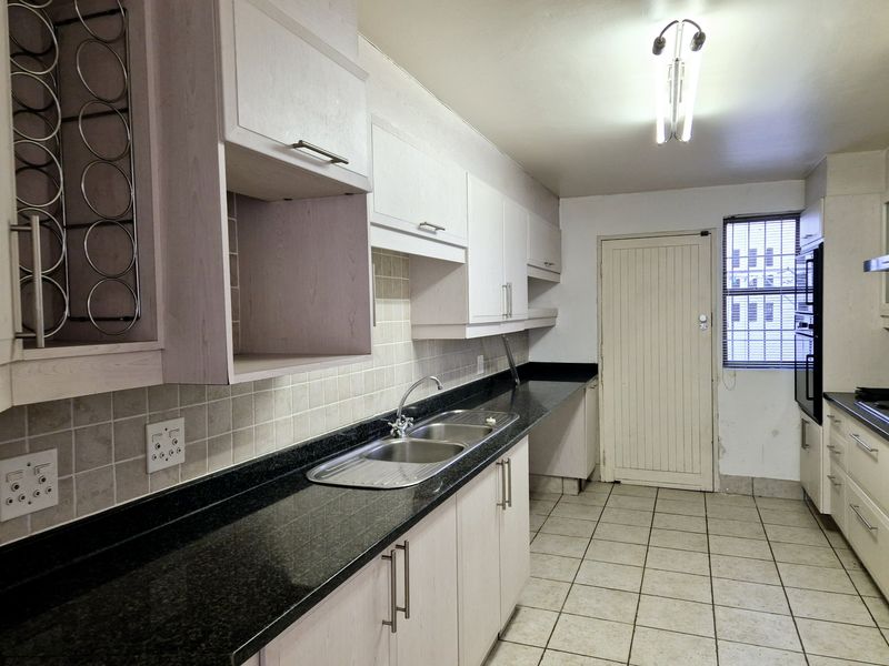 Rare 4-Bedroom Townhouse in Prime Victory Park - Photo 9