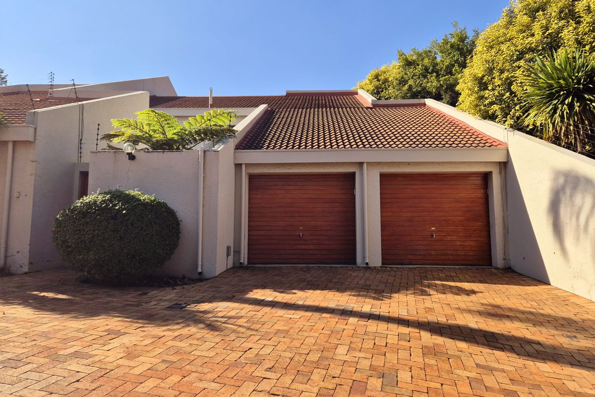 Rare 4-Bedroom Townhouse in Prime Victory Park - Photo 2