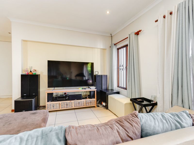 2 Bedroom Garden Townhouse for Sale Paulshof - Photo 8