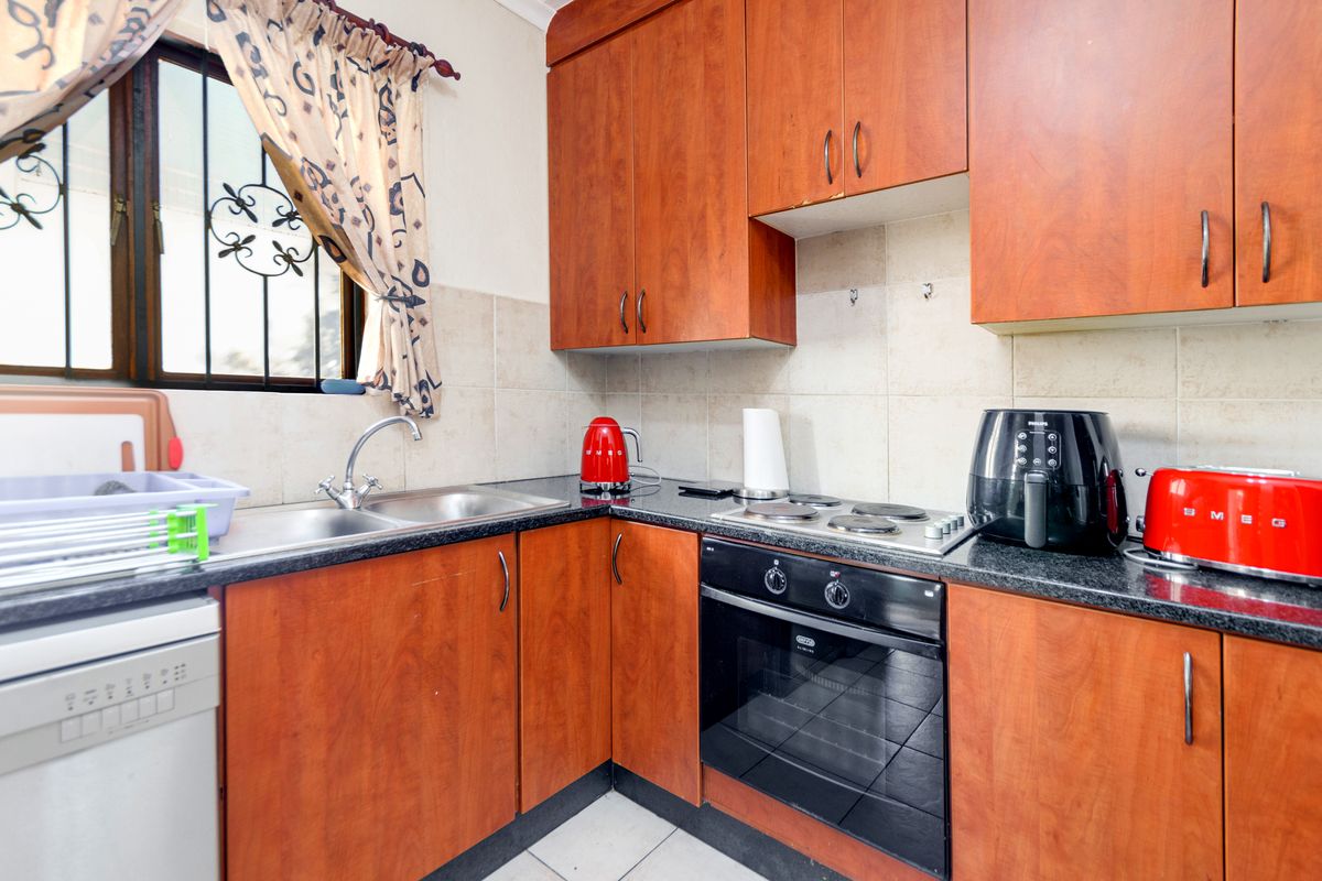 2 Bedroom Garden Townhouse for Sale Paulshof - Photo 3