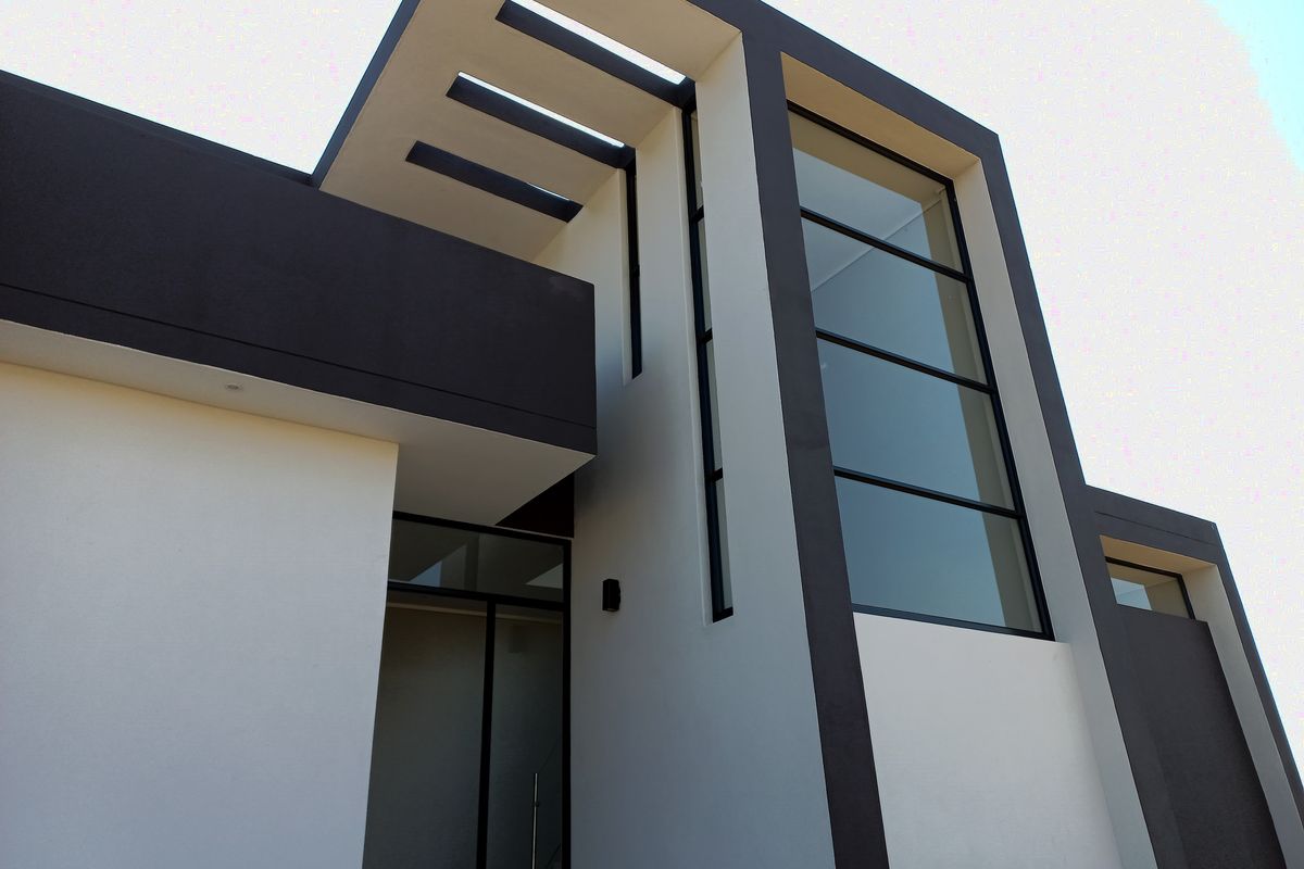 Stunning modern home in secure gated estate in Fourways, Sandton, offering luxury living at its best - Photo 2