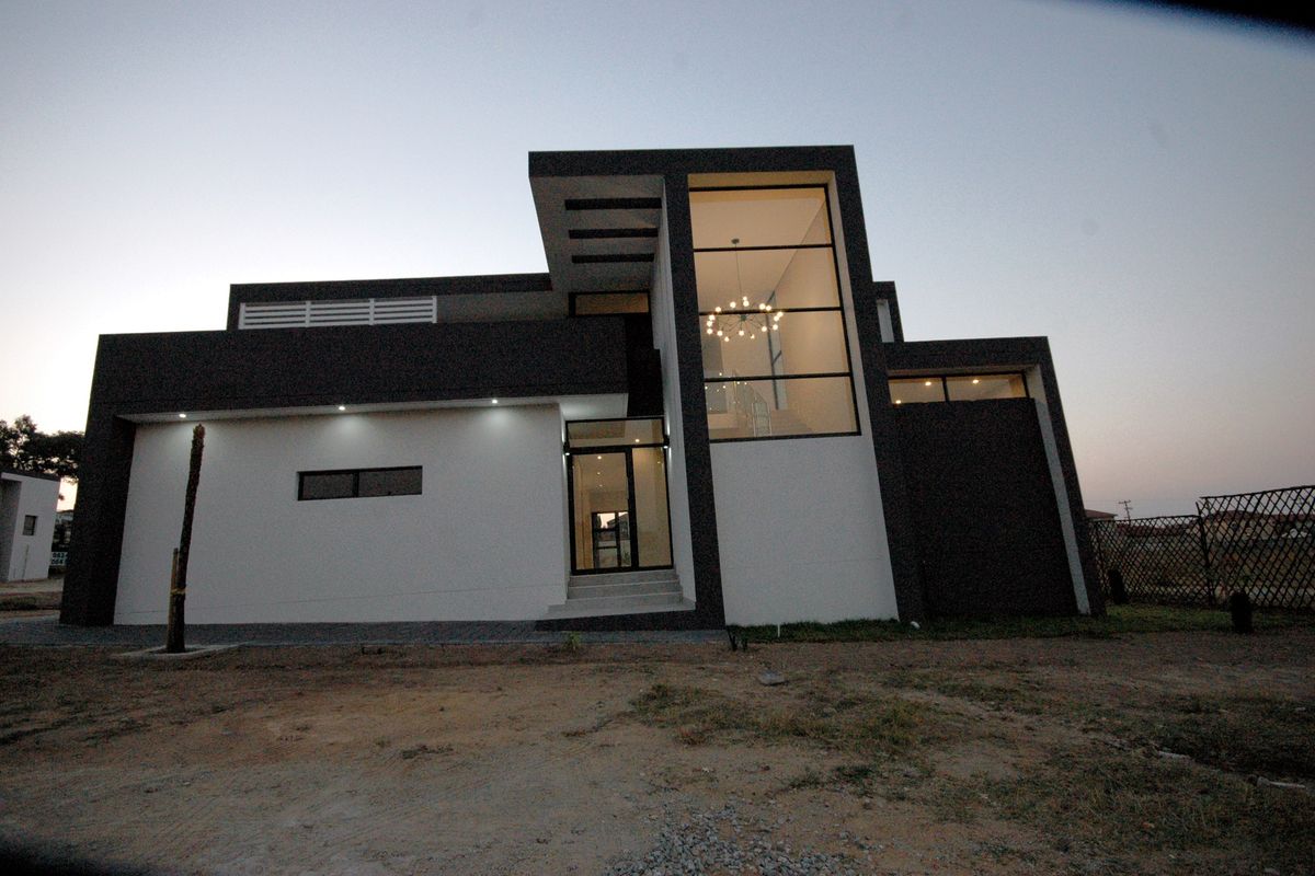 Stunning modern home in secure gated estate in Fourways, Sandton, offering luxury living at its best - Photo 3