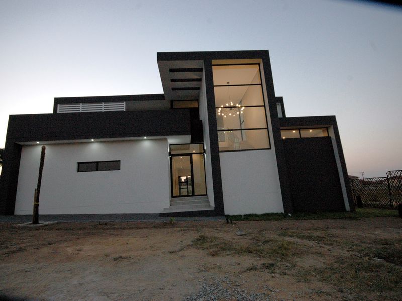 Stunning modern home in secure gated estate in Fourways, Sandton, offering luxury living at its best - Photo 3