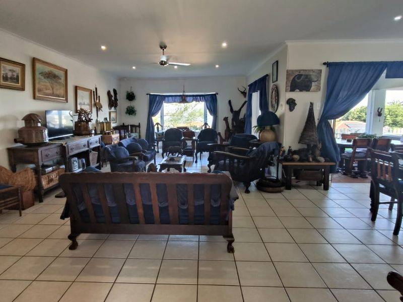 Single level, Expansive Indoor & Outdoor Integrated living Areas and Sea views - Photo 6