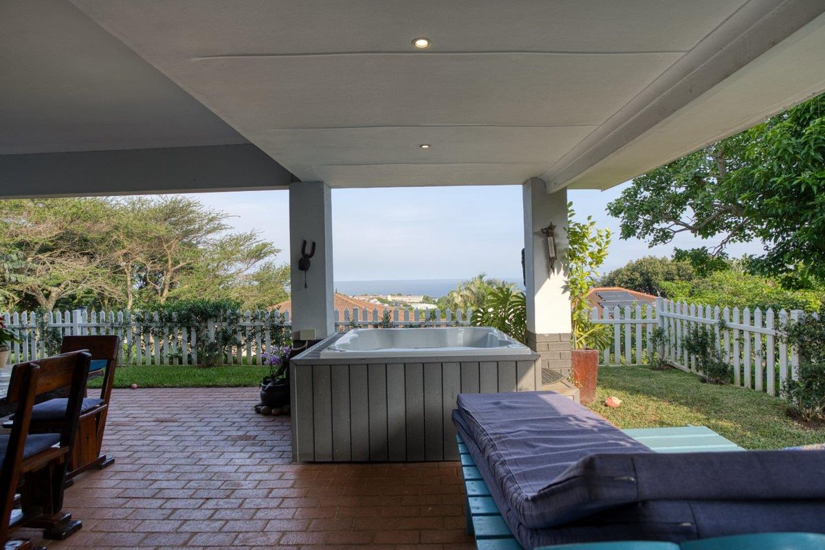 Single level, Expansive Indoor & Outdoor Integrated living Areas and Sea views - Photo 2