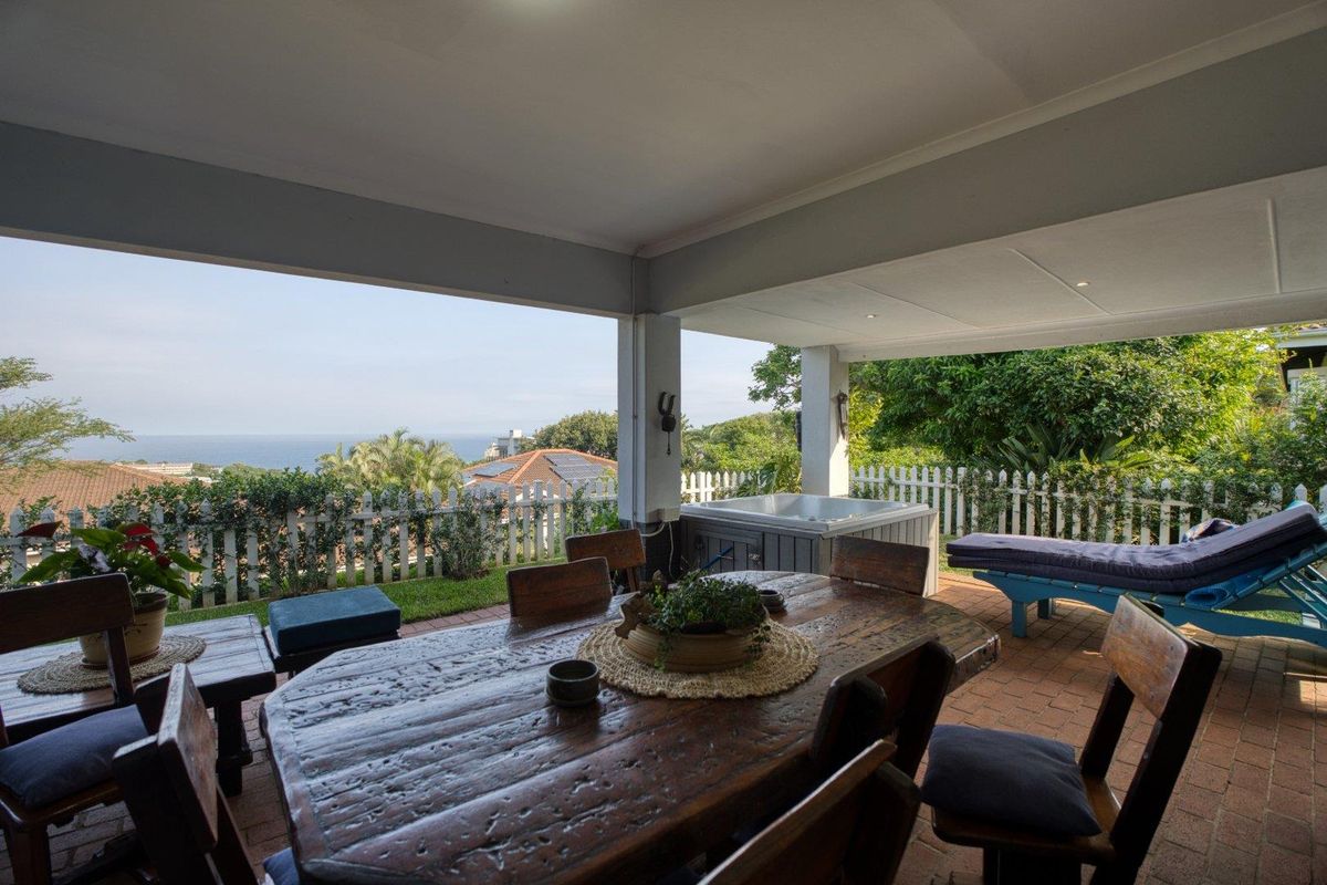 Single level, Expansive Indoor & Outdoor Integrated living Areas and Sea views - Photo 3