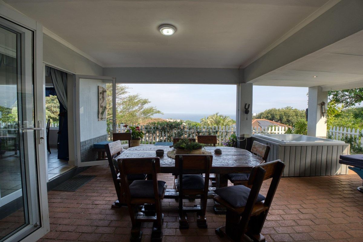 Single level, Expansive Indoor & Outdoor Integrated living Areas and Sea views - Photo 4