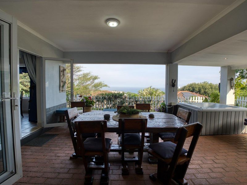 Single level, Expansive Indoor & Outdoor Integrated living Areas and Sea views - Photo 4