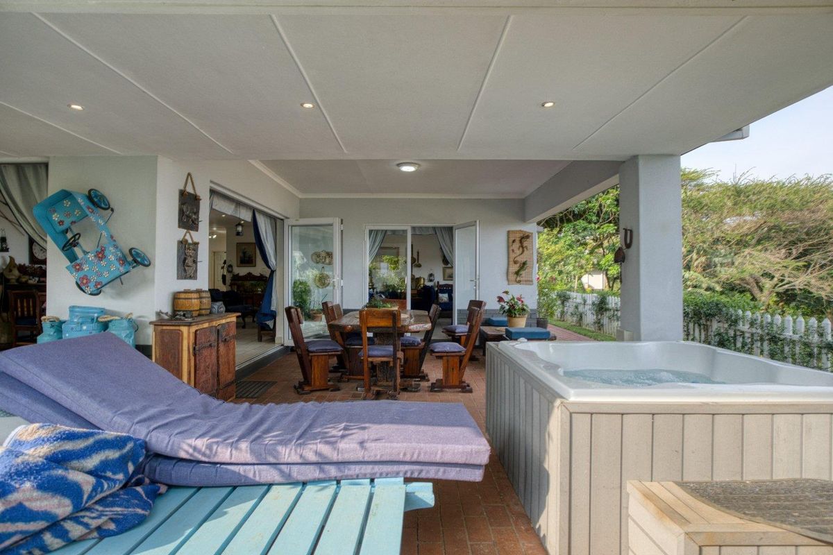 Single level, Expansive Indoor & Outdoor Integrated living Areas and Sea views - Photo 5