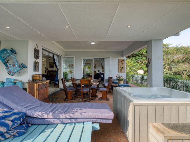 Single level, Expansive Indoor & Outdoor Integrated living Areas and Sea views - Photo 5