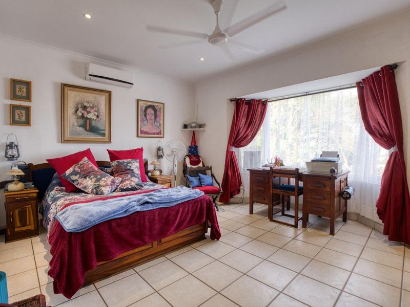 Single level, Expansive Indoor & Outdoor Integrated living Areas and Sea views - Photo 10