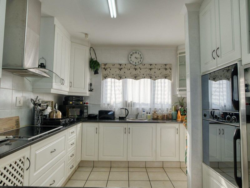 Single level, Expansive Indoor & Outdoor Integrated living Areas and Sea views - Photo 8