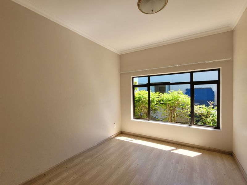 Glorious Palm Lakes Home with flatlet - Photo 9