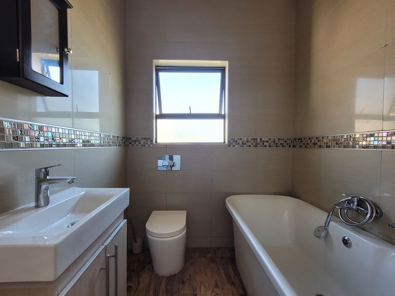 Glorious Palm Lakes Home with flatlet - Photo 8