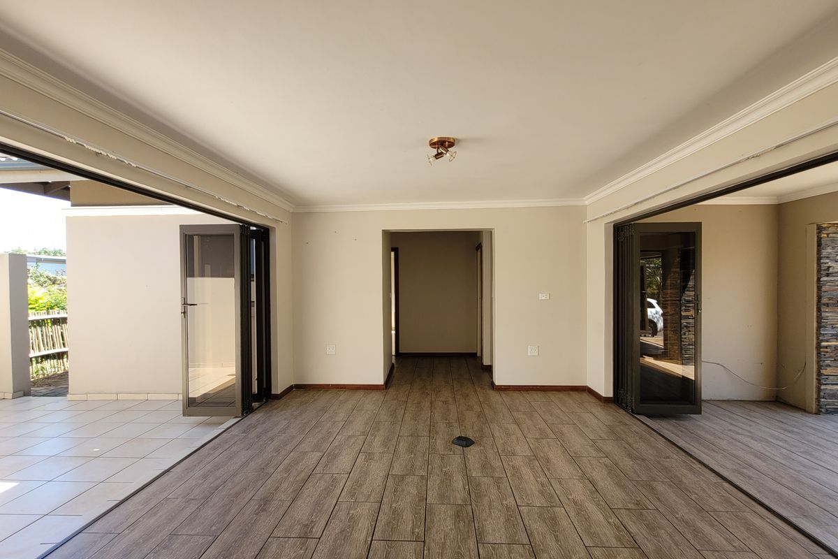 Glorious Palm Lakes Home with flatlet - Photo 5