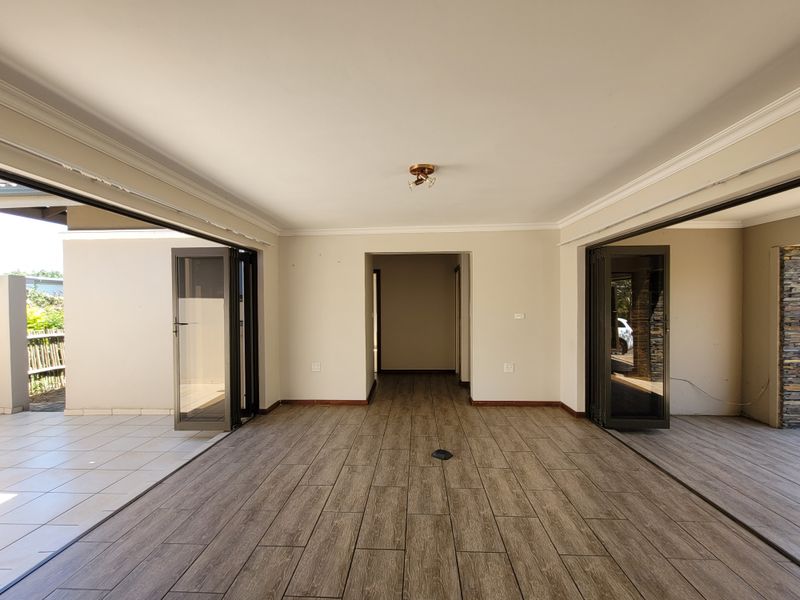 Glorious Palm Lakes Home with flatlet - Photo 5