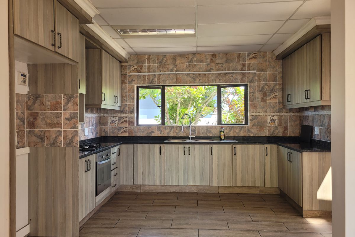 Glorious Palm Lakes Home with flatlet - Photo 3