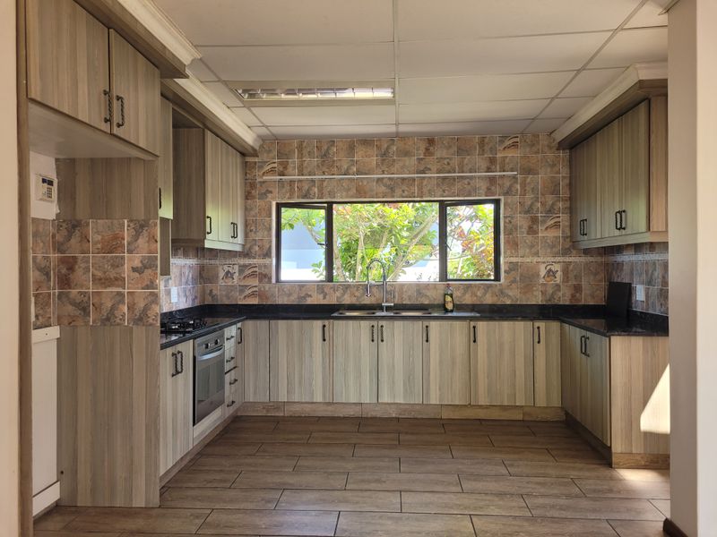 Glorious Palm Lakes Home with flatlet - Photo 3