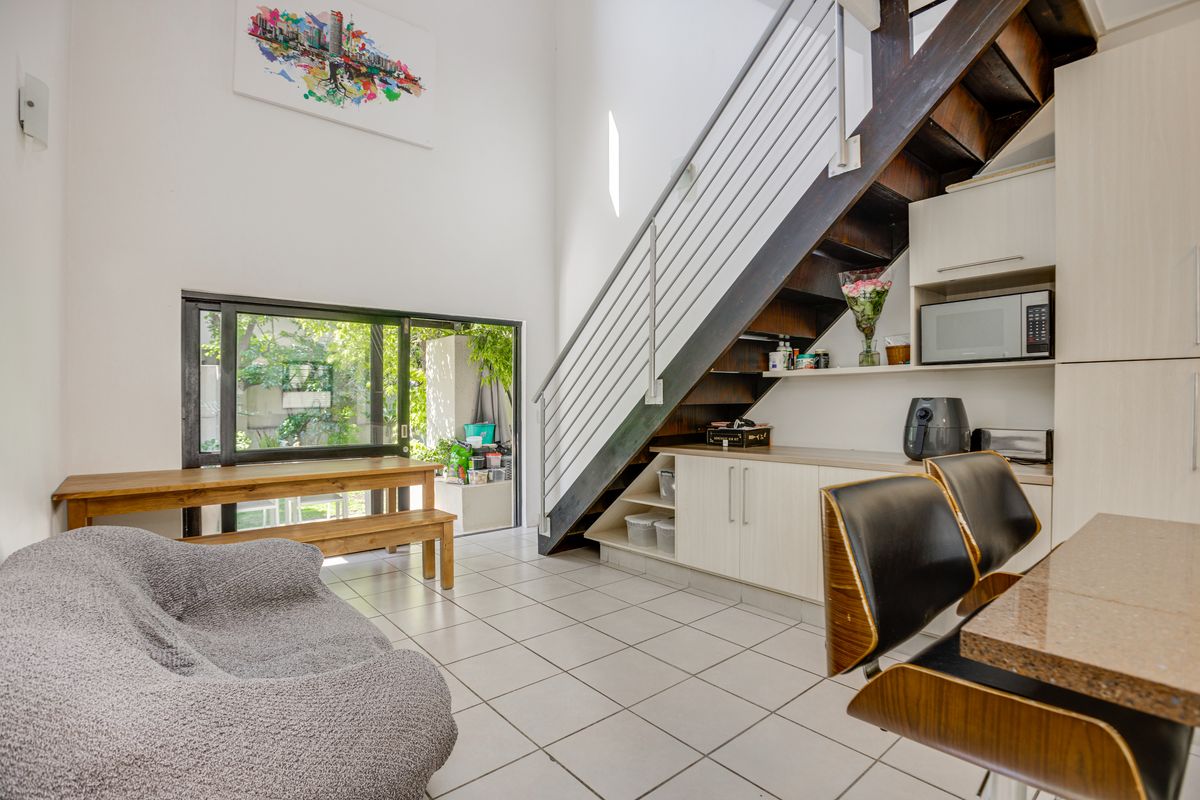 2 bedroom, 2 bathroom townhouse - Photo 4