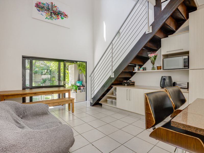 2 bedroom, 2 bathroom townhouse - Photo 4