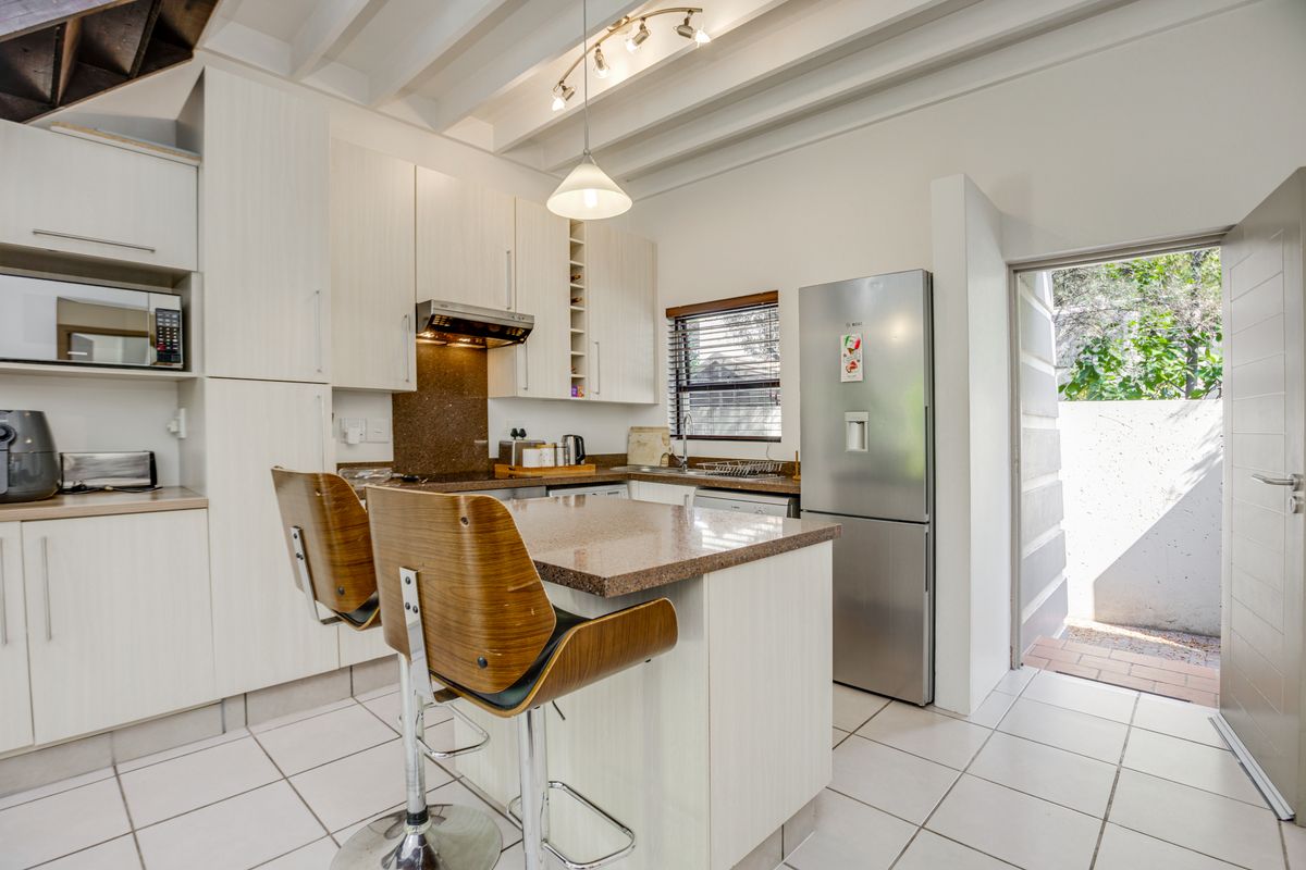 2 bedroom, 2 bathroom townhouse - Photo 2