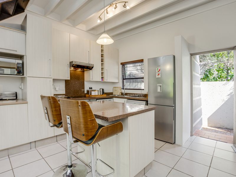 2 bedroom, 2 bathroom townhouse - Photo 2