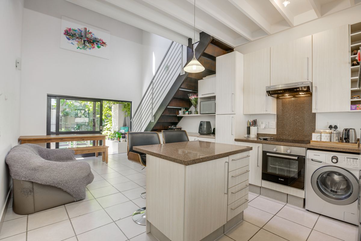 2 bedroom, 2 bathroom townhouse - Photo 3