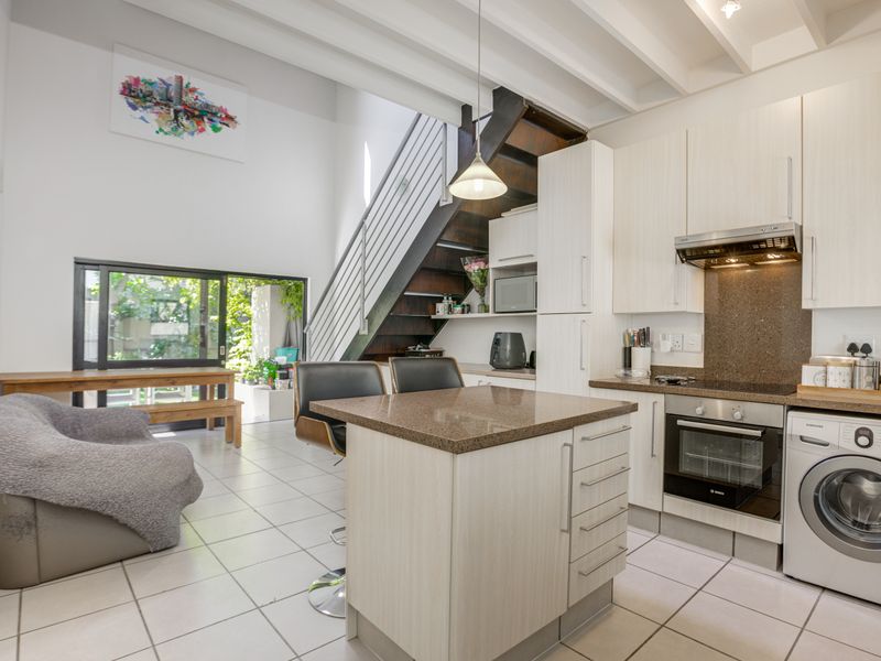 2 bedroom, 2 bathroom townhouse - Photo 3