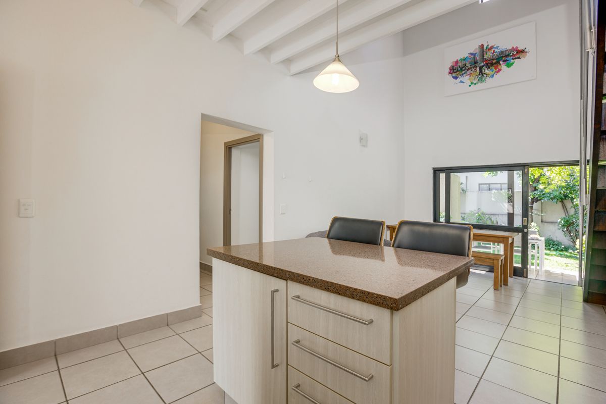 2 bedroom, 2 bathroom townhouse - Photo 5