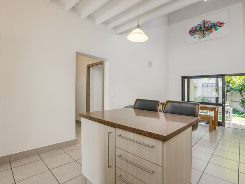 2 bedroom, 2 bathroom townhouse - Photo 5