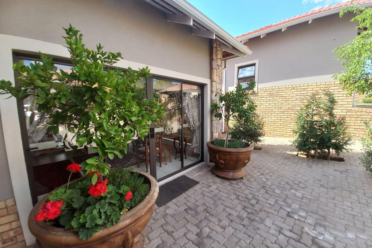 Immaculate & Modern Home for a Perfect Retirement - Photo 2