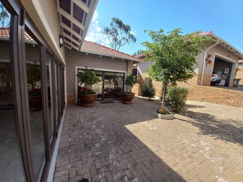 Immaculate & Modern Home for a Perfect Retirement - Photo 5