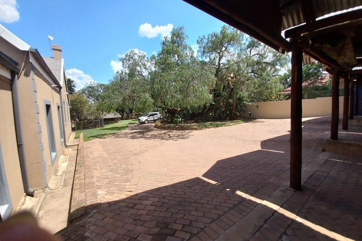 Charming 4-Bedroom Heritage Home with Modern Luxuries - Photo 3