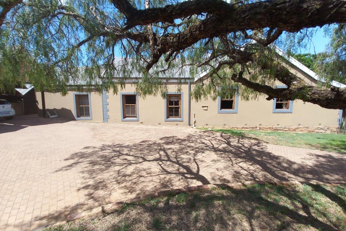 Charming 4-Bedroom Heritage Home with Modern Luxuries - Photo 2