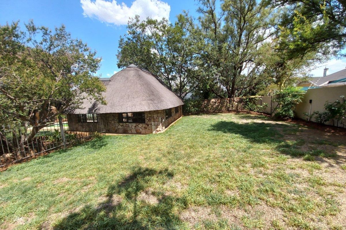 Charming 4-Bedroom Heritage Home with Modern Luxuries - Photo 4