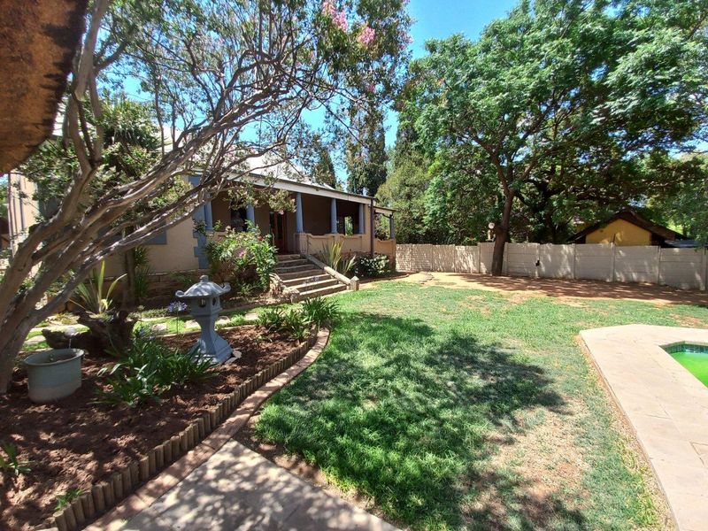 Charming 4-Bedroom Heritage Home with Modern Luxuries - Photo 8