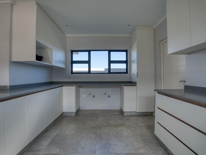 Modern Townhouse in Palm Lakes Estate - Photo 8