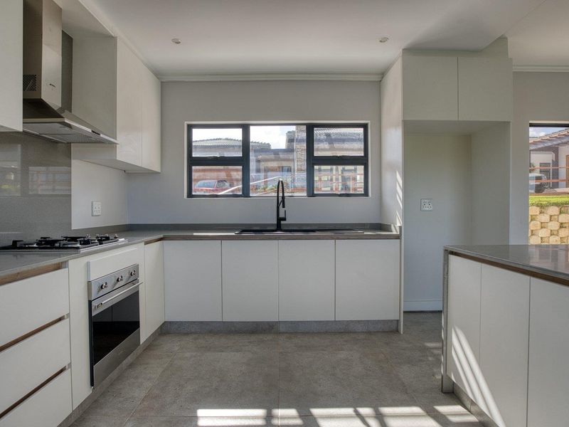 Modern Townhouse in Palm Lakes Estate - Photo 6