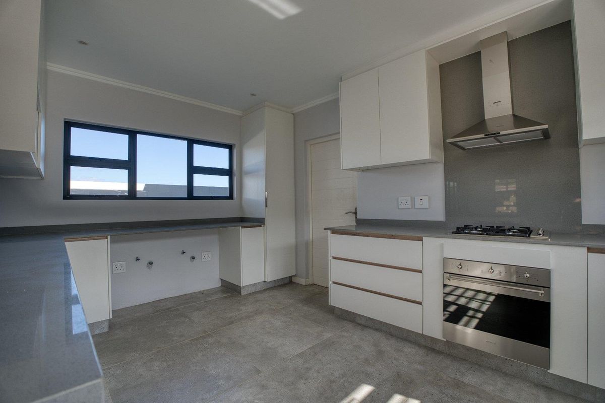 Modern Townhouse in Palm Lakes Estate - Photo 2