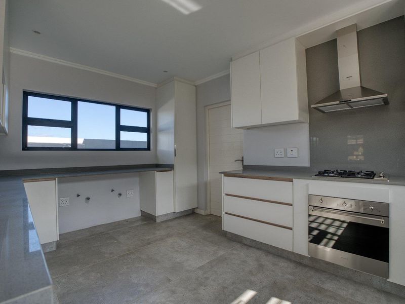 Modern Townhouse in Palm Lakes Estate - Photo 2