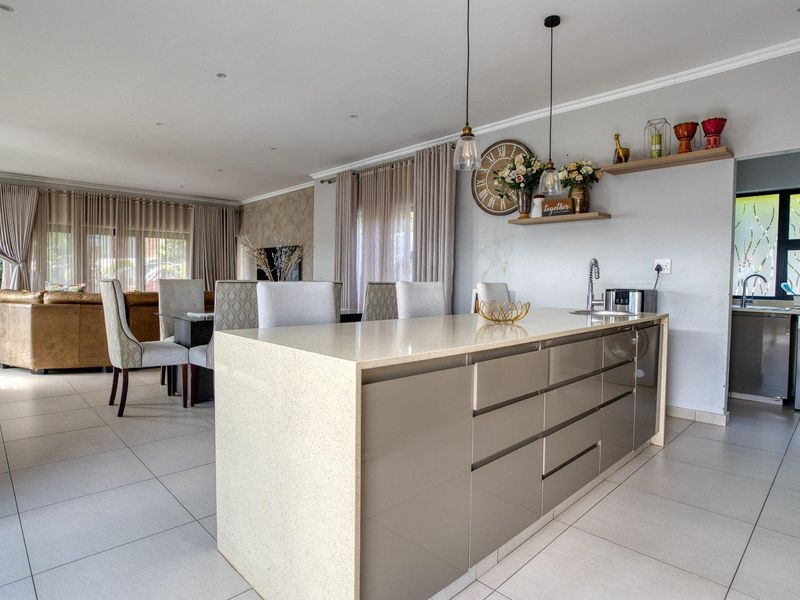 Stunning Modern 4-Bedroom Home with Pool in Ballito - Photo 4